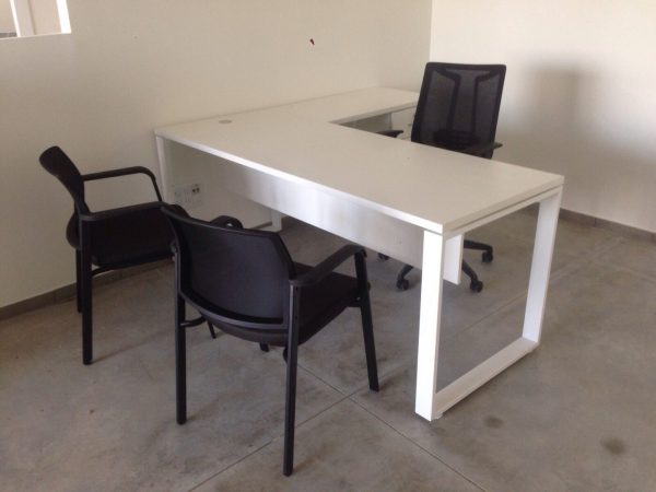 שולחן עבודה דגם Q - סטטוס ריהוט משרדי