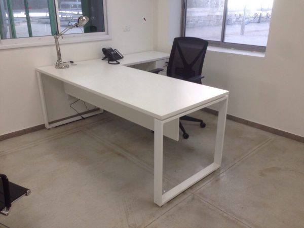 שולחן עבודה דגם Q - סטטוס ריהוט משרדי