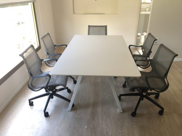 שולחן לחדר ישיבות דגם V - סטטוס ריהוט משרדי