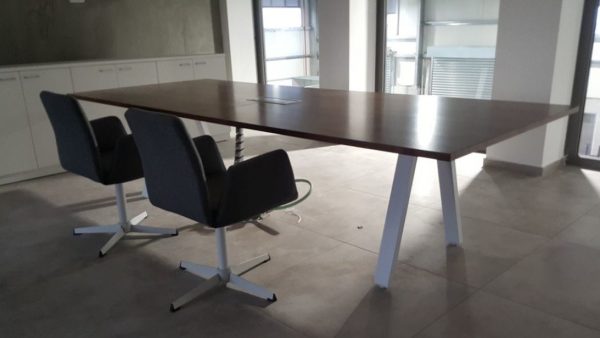 שולחן לחדר ישיבות דגם V - סטטוס ריהוט משרדי