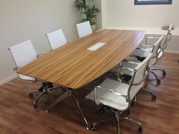 שולחן לחדר ישיבות דגם לואיס- סטטוס ריהוט משרדי